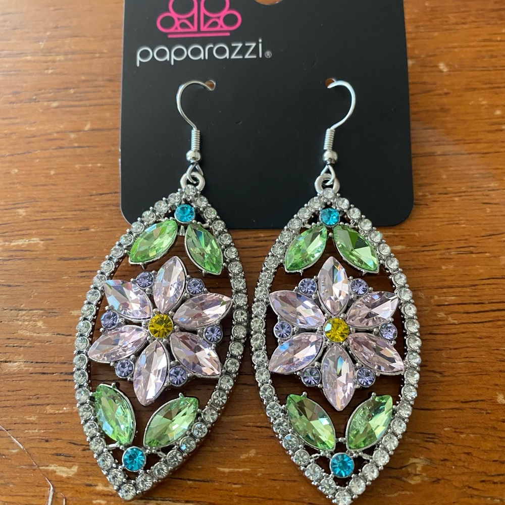 Paparazzi Earrings🦩🐚🌸 - Picture 2 of 3